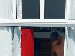 Cauã Reymond é flagrado nu na janela de seu apartamento no Rio