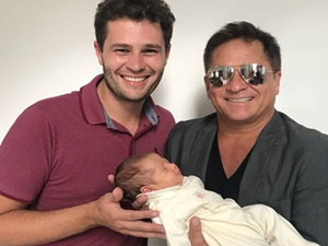 Após 20 dias, Leonardo conhece sua 3ª neta e se derrete: ‘Linda!’