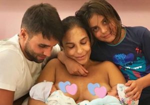 Ivete amamenta filhas e diz estar no momento mais pleno da vida