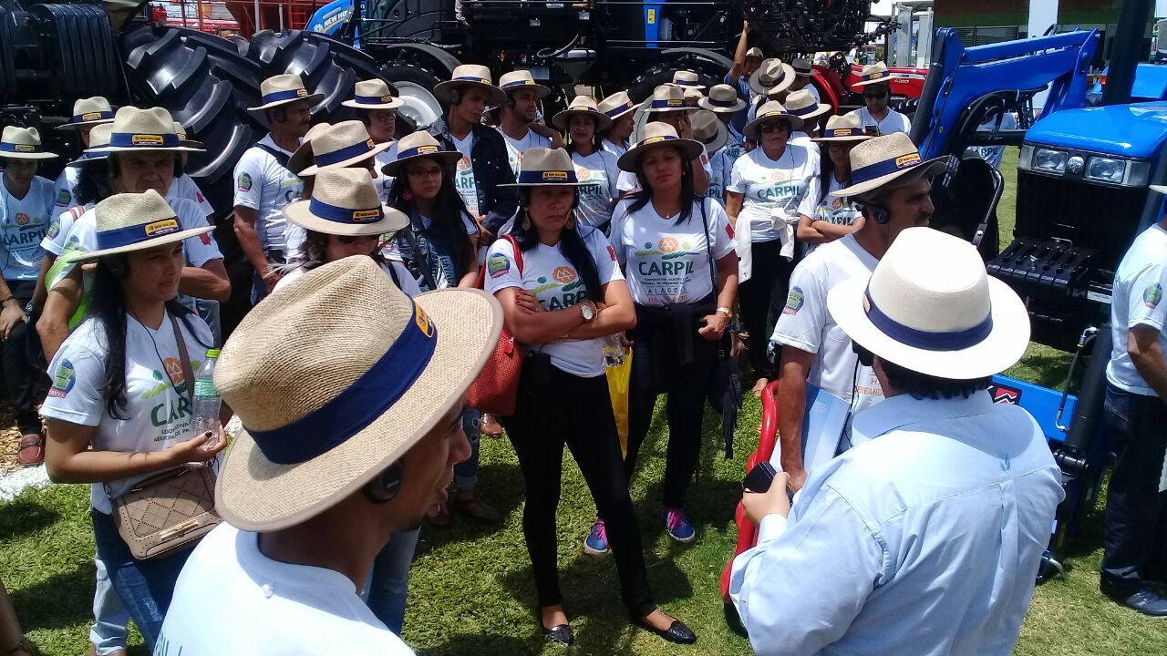 Expedição da Carpil conhece parque de máquinas da New Holland no Show Rural