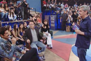 Após ser demitido do SBT, Moacyr Franco participa do Altas Horas e faz pergunta para sexóloga