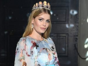 Sobrinha da Princesa Diana desfila em Milão
