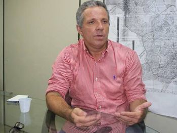 Seguranças barram ex-prefeito na Prefeitura e filho ameaça policial