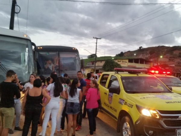 Ônibus de estudantes são assaltados por homens armados em São Luiz do Quitunde