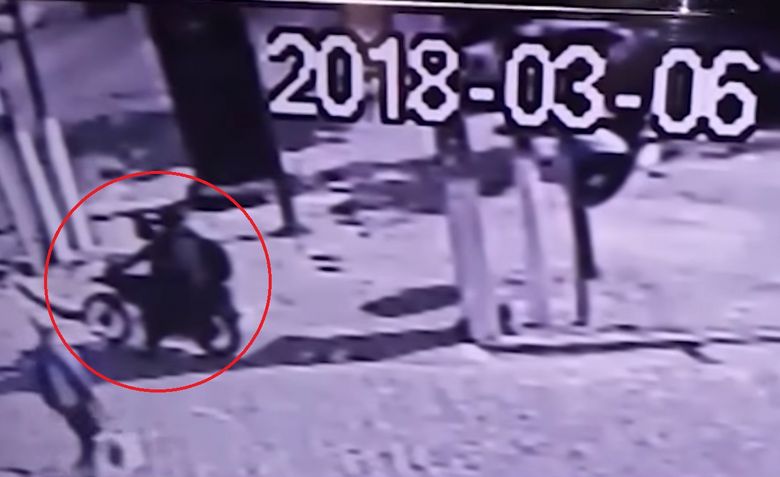 Polícia divulga imagens de encontro entre mototaxista e suspeito do crime; assista