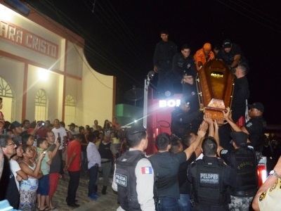 Policiais militares mortos em acidente na BR-101 são velados e sepultados em cidades de Pernambuco