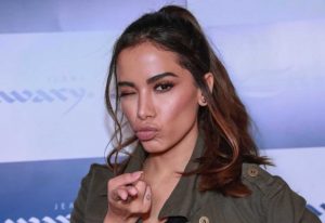 Anitta reclama de “xavecos” de seu pai em amigas