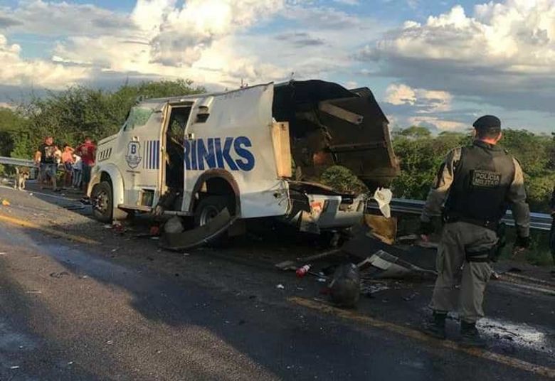 Bandidos explodem carro forte e trocam tiros com a polícia em Inhapi