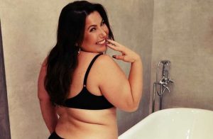 Mariana Xavier posta foto de lingerie e incentiva fãs: ‘Pressões fazem adoecer’