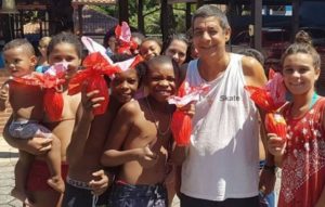 Zeca Pagodinho distribui ovos de Páscoa para crianças em Xerém