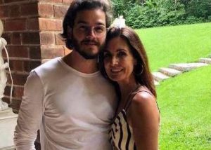 Fátima Bernardes posa com o namorado no Recife: “Eu e ele”