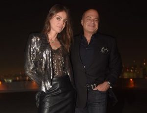 Ex de Luciana Gimenez aparece em evento acompanhado