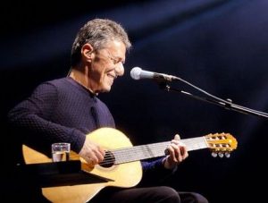 Durante show de Chico Buarque, plateia pede por saída de Lula na prisão