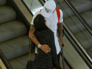 Neymar passeia de muleta e troca beijos com Marquezine