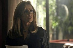 O Outro Lado: Sophia sofre derrame e fica com as mãos trêmulas