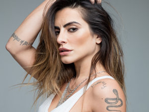 Cléo protesta após ter foto em que mostra o seio excluída: ‘É machismo’