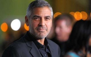Garçom? George Clooney serve bebidas no Casamento Real