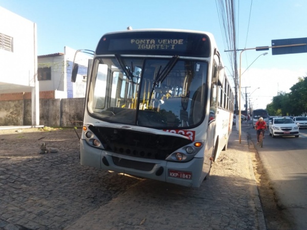 Bandidos rendem motorista e mudam rota de coletivo durante assalto