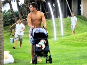 Karina Bacchi passa férias em Alagoas e se derrete por namorado e filho: “Amores reunidos e unidos”