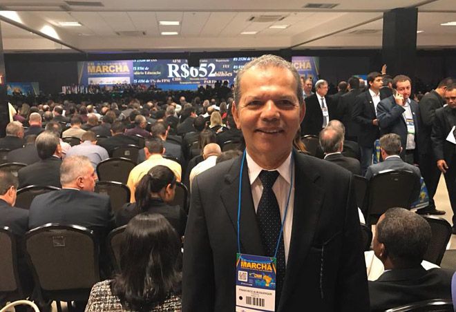 Pelo whatsApp corretor de imóveis ameaça liquidar prefeito com uma pistola