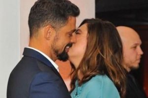 Cauã Reymond e Mariana Goldfarb aparecem em evento pela primeira vez, ignoram flashes e trocam carícias