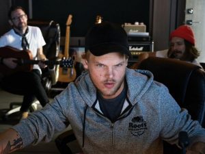 Avicii se matou com vidro de uma garrafa, diz site americano