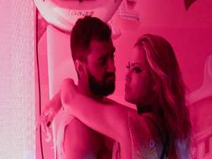 Ellen Roche reata namoro com Rogério Oliveira