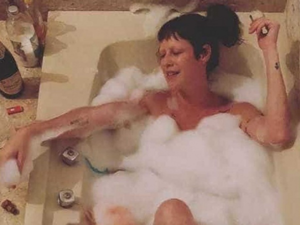 Luana Piovani solta a voz na banheira segurando cigarrinho suspeito