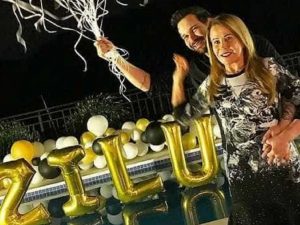 Zilu Camargo troca carinhos com namorado em aniversário de 60 anos
