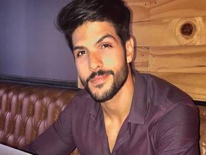 Ex-BBB Lucas “causa” com postagem só de toalha no banheiro