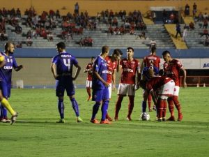 CSA vence o Vila Nova fora de casa e cola na liderança da Série B