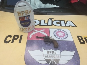 Dupla é apreendida com arma de fogo dentro de van de transporte intermunicipal