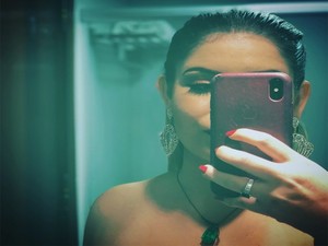 Quinze quilos mais magra, Marília Mendonça posa sensual e Ivete elogia