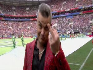 Robbie Williams explica gesto obsceno na abertura da Copa do Mundo