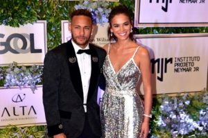 Primeira-dama: Bruna Marquezine domina baile beneficente de Neymar