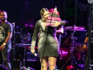 Marília Mendonça ganha bolo de aniversário e festeja 23 anos em show