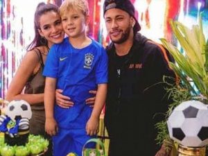 Carol Dantas agradece presença de Marquezine em festa, e atriz responde