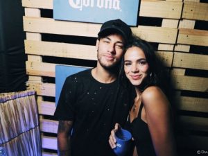 ‘Não encosta no meu namorado’, diz Marquezine após pisão em Neymar