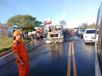 Caminhão-pipa incendeia após bater em motociclista na entrada de Olivença
