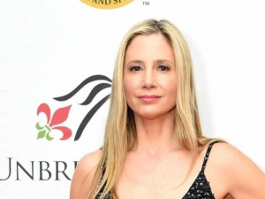 Mira Sorvino revela que foi amordaçada com preservativo por um diretor
