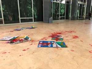 Manifestantes jogam tinta vermelha em entrada do STF em ato pró-Lula e contra reformas