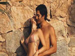 Isis posa de biquíni e vibra com barriga de grávida: ‘Agora somos três’