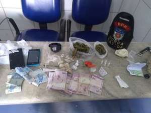 BPE flagra dupla com maconha, crack e cocaína no Feitosa