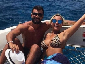 Ellen Roche faz passeio de barco ao lado do namorado