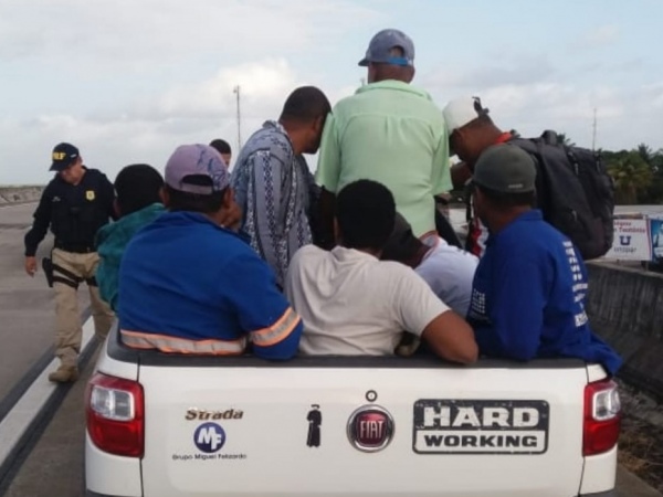 PRF flagra veículo com 15 passageiros excedentes em trecho da BR-101