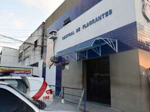 Suspeito de roubar passageira em ônibus é espancado por populares e preso