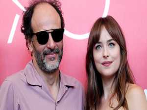 Diretor causa polêmica ao cobrir decote da atriz de ’50 Tons de Cinza’