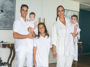 Ivete Sangalo comemora batizado das filhas com foto em família