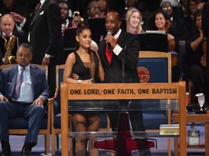 Pastor é acusado de assediar Ariana Grande em funeral de Aretha Franklin