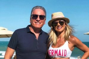 Roberto Justus e esposa visitam praia paradisíaca de Alagoas